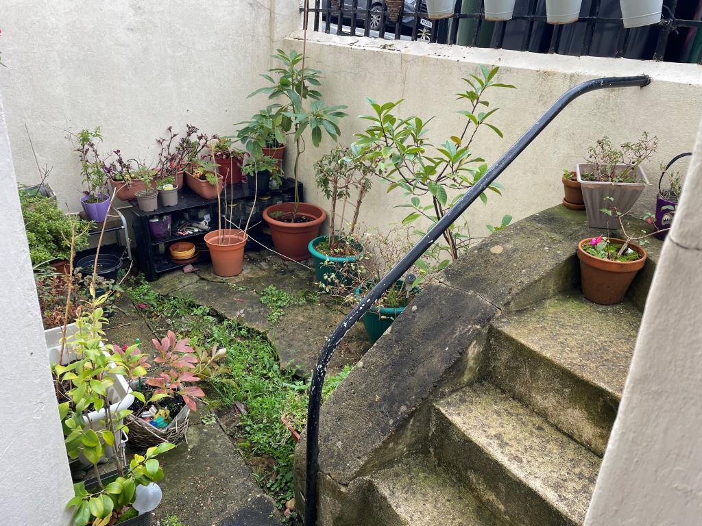 Lot: 71 - PATIO FLAT FOR INVESTMENT IN CITY CENTRE - Front patio with steps to pavement